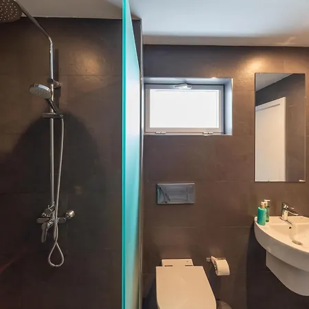 Villa Ereza Royal Family Hoopoe-2 *